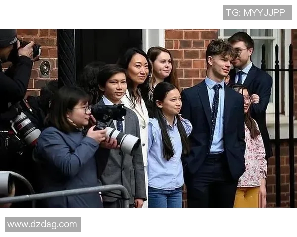 外国足球明星与中国女明星的跨国情缘与合作故事探讨